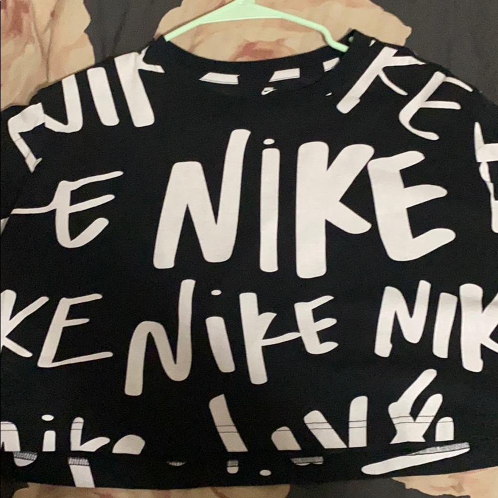Black cropped Nike short sleeve
